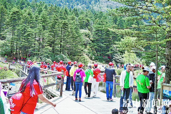 2018年中国旅游日当天，3000多名游客燃情螺髻山。