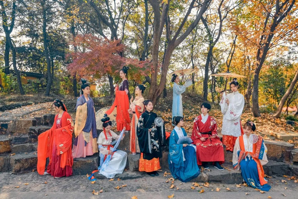 当汉服邂逅香山红叶节，这里“枫”华正